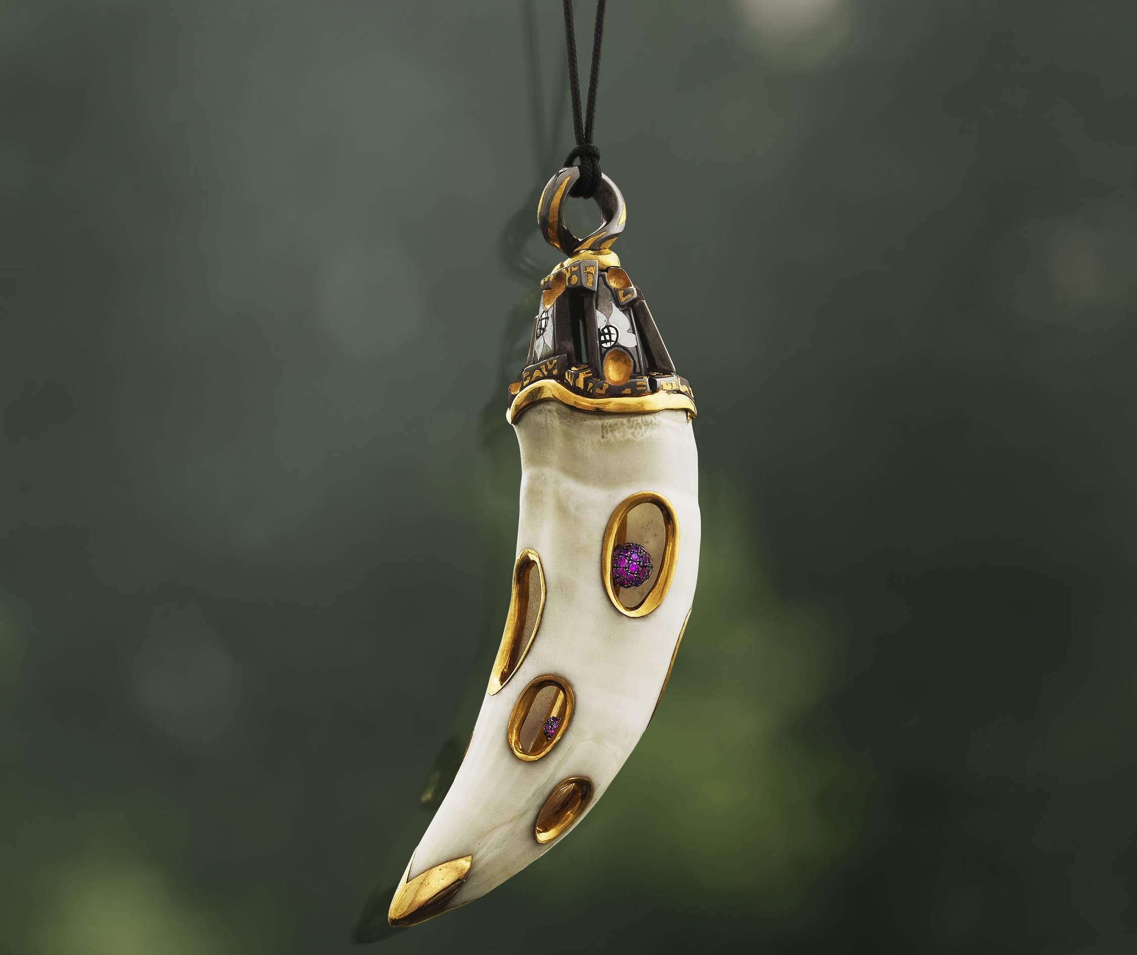 George pendant, full length