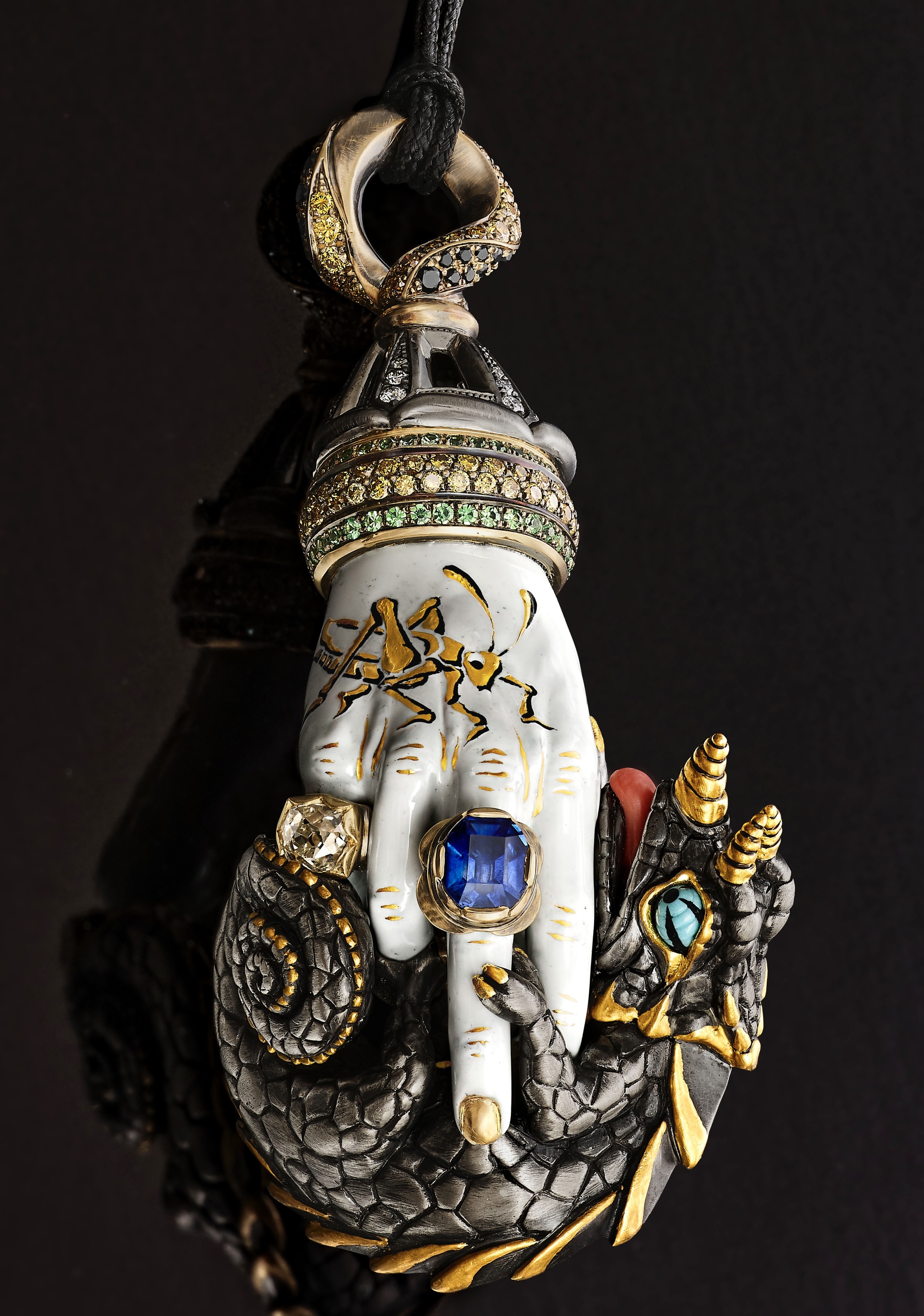 Hand mit Dreihornchamäleon