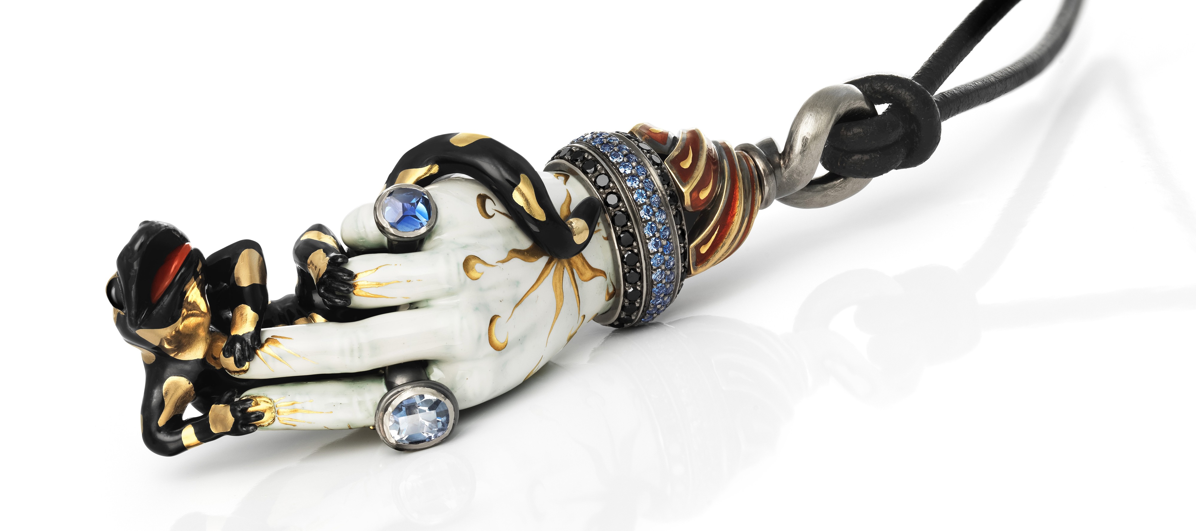 Hand mit Feuersalamander